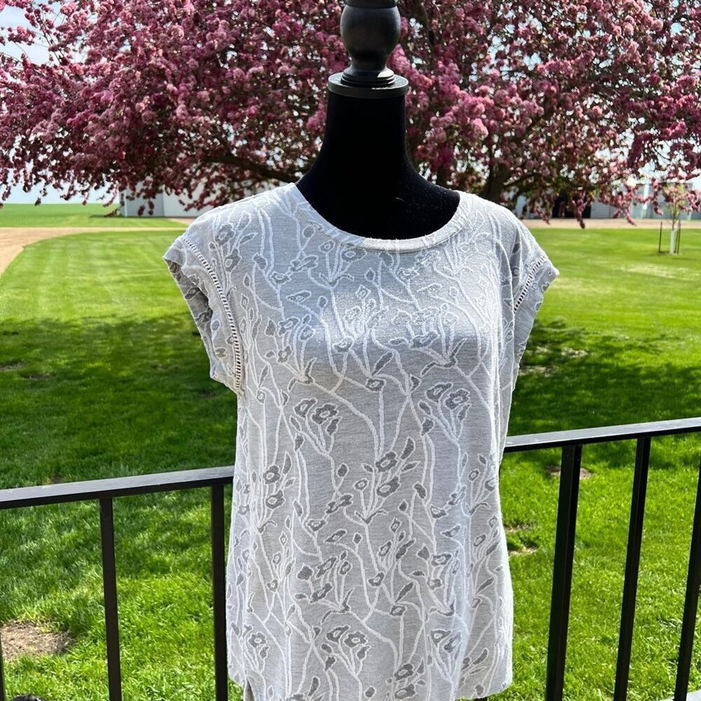 Rose + Olive rounded neck, cap sleeve gray floral top, women's size M